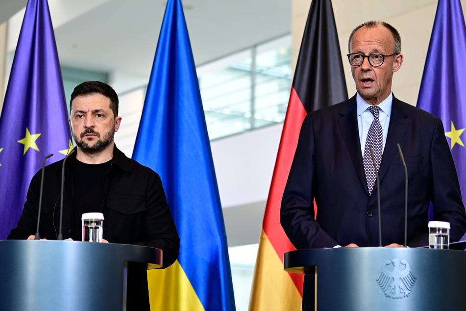 Wolodymyr Selenskyj (47, l.), Präsident der Ukraine und Bundeskanzler Friedrich Merz (69,CDU, r) geben ein Statement.