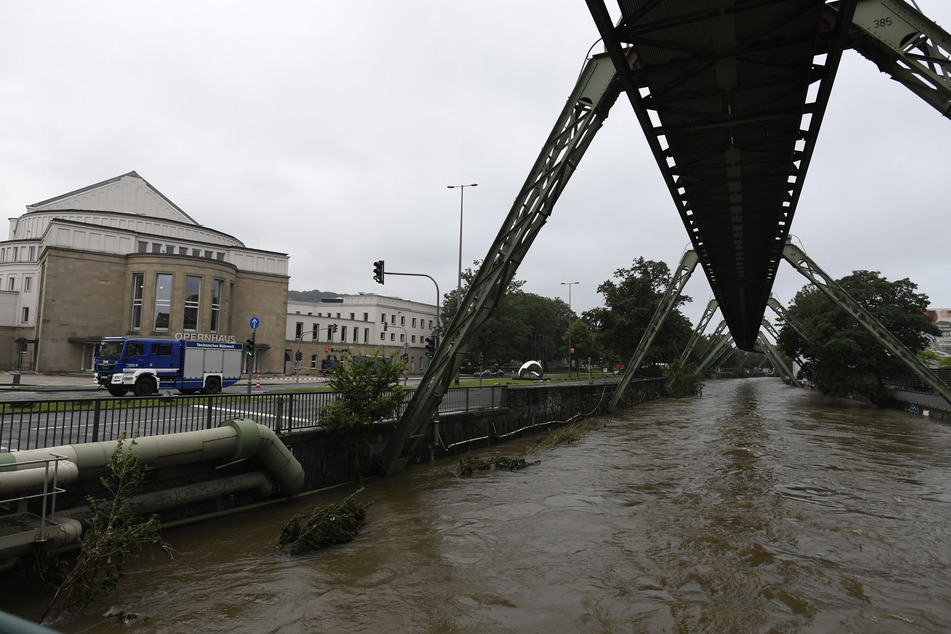 In Wuppertal trat die Wupper am vergangenen Donnerstag über die Ufer. Vor dem Opernhaus war die Lage vergleichsweise entspannt.