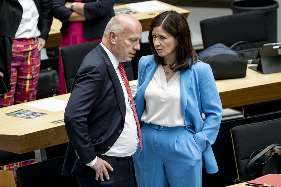 Kai Wegner (52, CDU), Regierender Bürgermeister von Berlin, bespricht sich vor der Plenarsitzung im Abgeordnetenhaus mit Bildungssenatorin Katharina Günther-Wünsch (42, CDU).