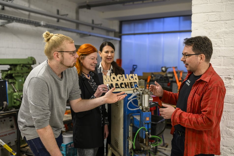 Mario Voigt (34, v.l.) von den Stadtfabrikanten, Katrin Hoffmann (47) vom Industrieverein Sachsen, Simone Epperlein vom Sachsenlotto und Maik Jähne (46) von den Stadtfabrikanten stehen am alten Punktschweißgerät.