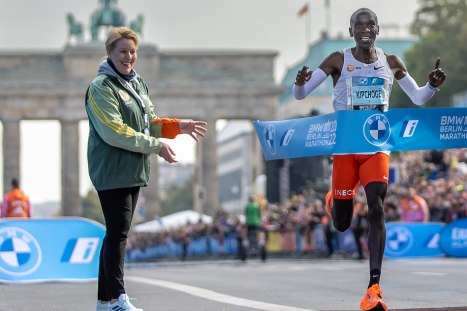 Eliud Kipchoge knackt den beim Berlin-Marathon den Weltrekord. Bürgermeisterin Franziska Giffey (44, l.) hat im Netz viel Aufmerksamkeit bekommen.