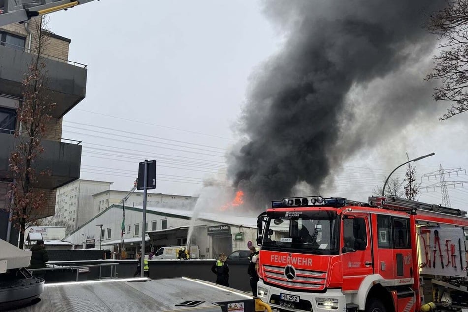Der Brand in der Autowerkstatt sorgte für große Rauchwolken.