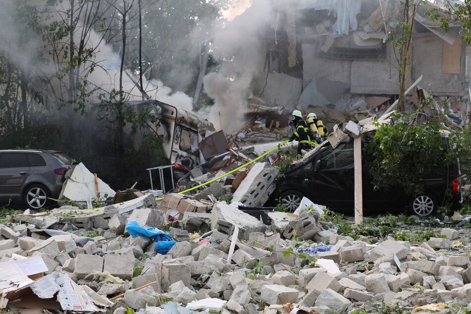 Nach einer Explosion ist die Straße in Memmingen von Trümmerteilen bedeckt.