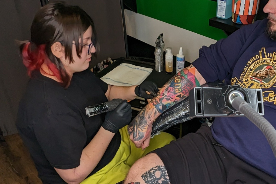 Lena mischt die Tattoo-Szene auf: Mit 13 Jahren schon Tätowier-Künstlerin