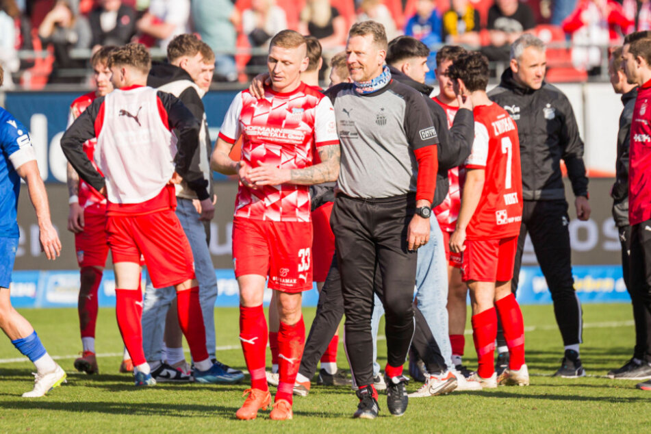 Marc-Philipp Zimmermann (34) zusammen mit FSV-Trainer Rico Schmitt (55).