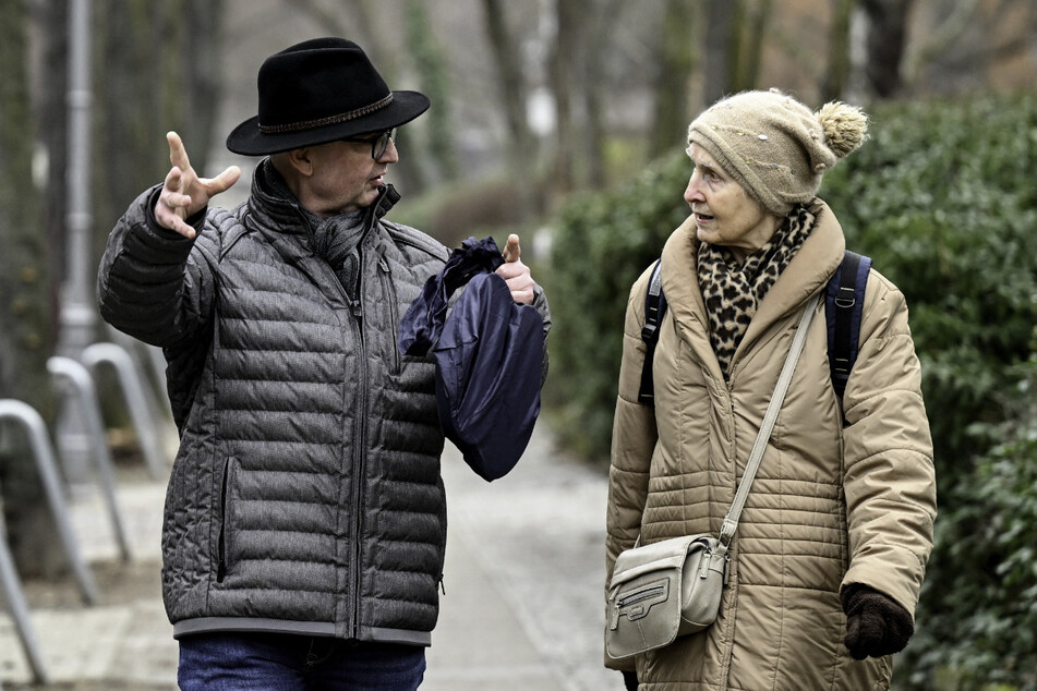 Helga Müller (85) und Jan Römmler (50) beim Spaziergang.