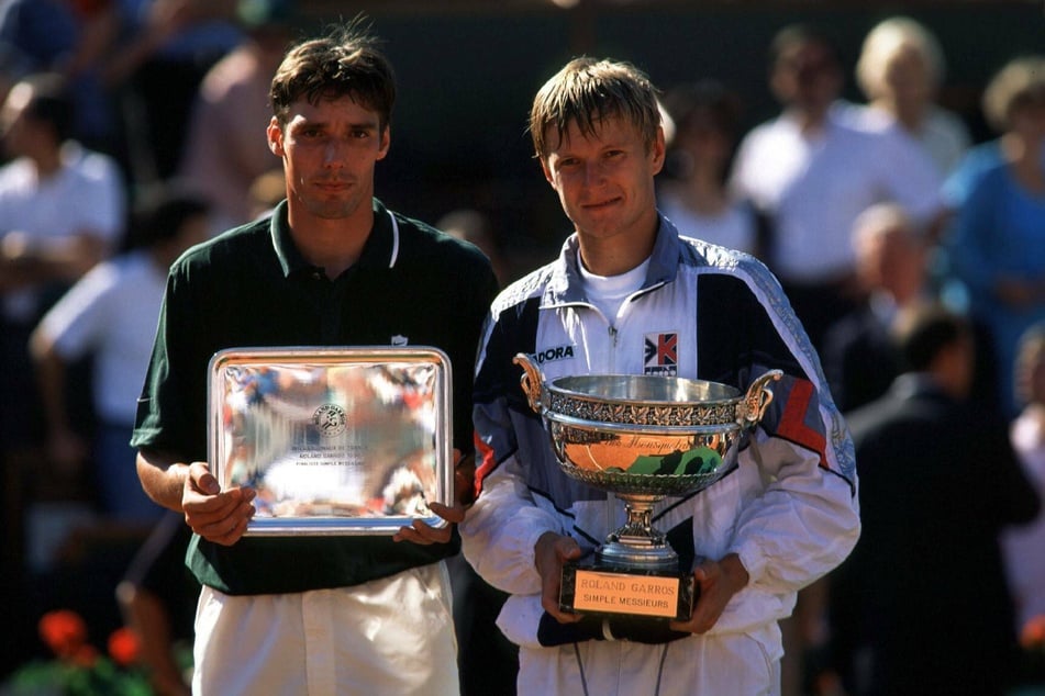 Yevgeny Kafelnikov (r.) gewann im Juni 1996 die French Open mit einem Sieg im Finale über Michael Stich (53, l.).