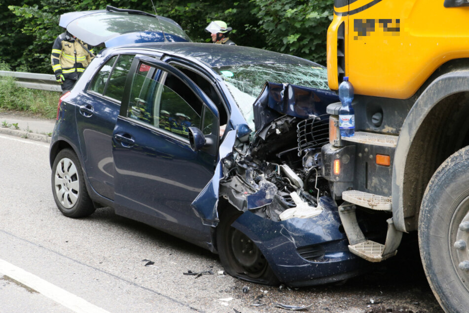 Zwischen Benningen und Murr sind ein Auto und ein Lkw frontal zusammengestoßen.