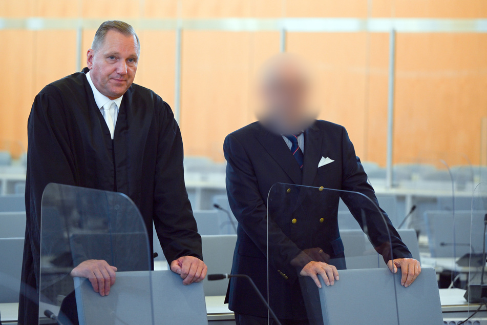 Dem entlassenen Bundeswehr-Reserveoffizier (65, r.) drohen zwei Jahre Haft auf Bewährung und eine Geldstrafe.