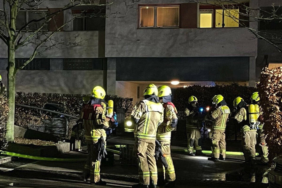 Am Sonntagnachmittag ist die Berliner Feuerwehr zu einem Kellerbrand in Berlin-Spandau gerufen worden. Eine Zivilsteife der Polizei hat in der Nähe des Brandortes einen 14-Jährigen festgenommen, der das Feuer mutmaßlich gelegt hat.