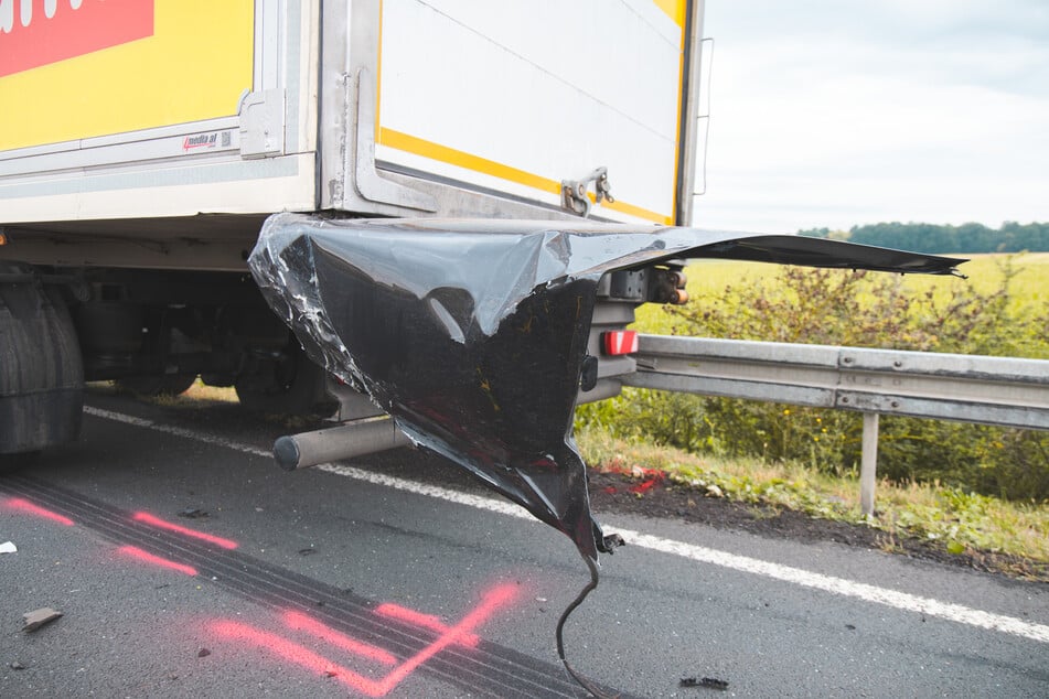 Die Motorhaube blieb am Heck des Lkw stecken.
