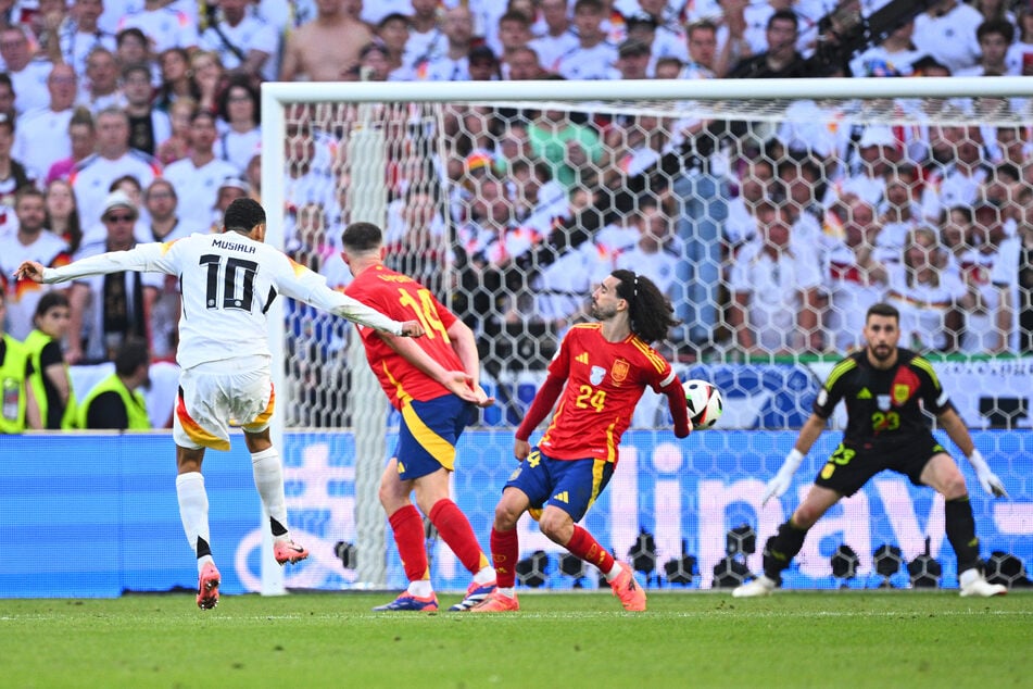 Die Szene der Heim-EM 2024: Marc Cucurella (27, 3.v.l.) bekommt den Ball an die Hand, Deutschland aber keinen Strafstoß.