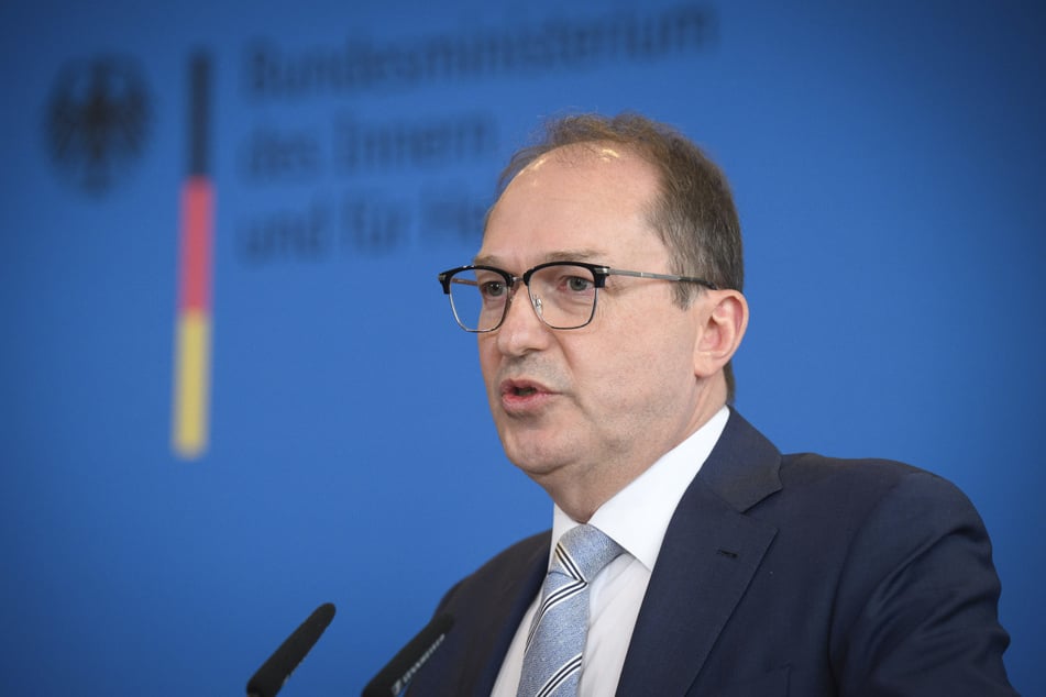 Bundesinnenminister Alexander Dobrindt (54, CSU).