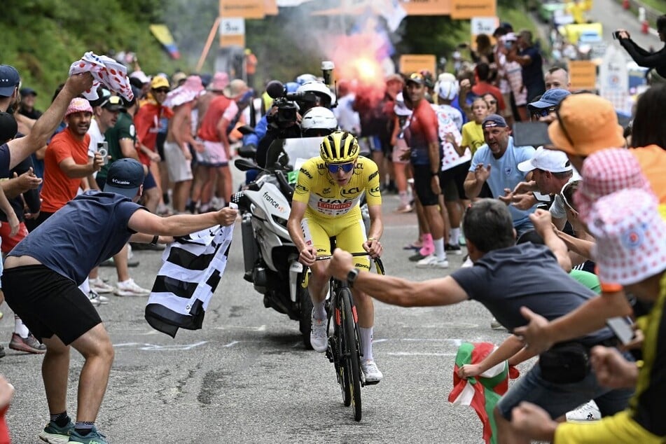 Der Tour-Führende Tadej Pogačar (25, gelbes Trikot) arbeitete sich auf der 14. Etappe den steilen Schlussanstieg zum Pla d'Adet hinauf.