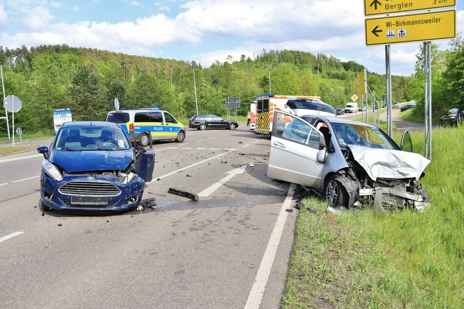 Unfall aus Unachtsamkeit? Mercedes und Ford krachen zusammen, drei Verletzte