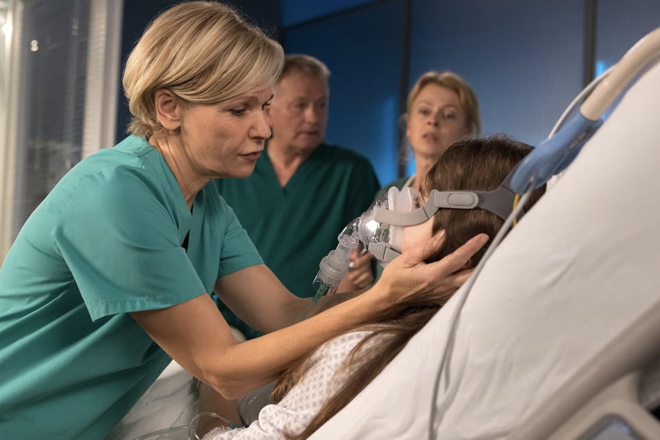 Dr. Kathrin Globisch (Andrea Kathrin Loewig, 58, l.) macht sich große Sorgen, dass ihrer Tochter das Gleiche wie ihr passiert sein könnte.