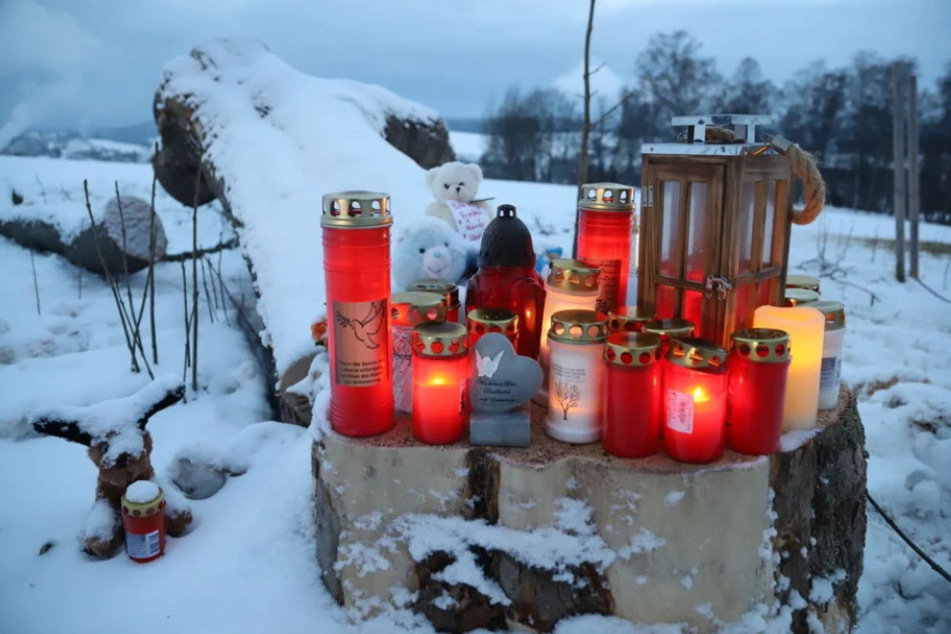 Angezündete Kerzen erinnern an der Unfallstelle an das tragische Busunglück.