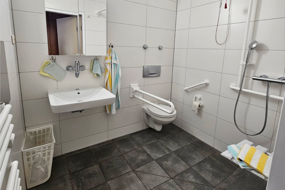 Die Bäder sind modern und altersgerecht gestaltet.