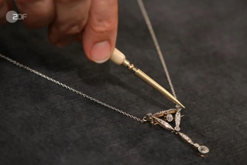 Zum Verkauf steht eine diamantbesetztes Collier aus der Zeit um 1910, welches ursprünglich sowohl als Kette als auch als Brosche getragen werden konnte.