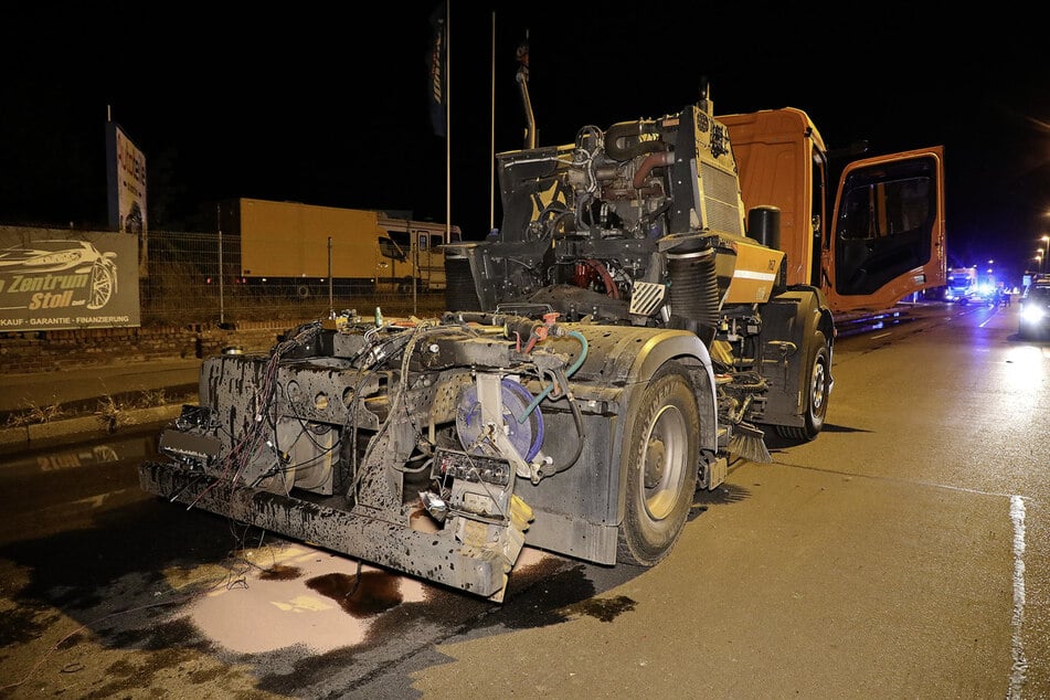 Die Kehrmaschine wurde stark beschädigt.