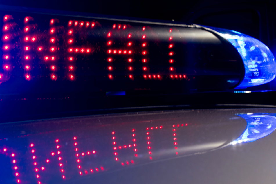 Die Polizei teilte am Sonntag mit, dass ein Kleinkind von einem Auto erfasst wurde. (Symbolbild)