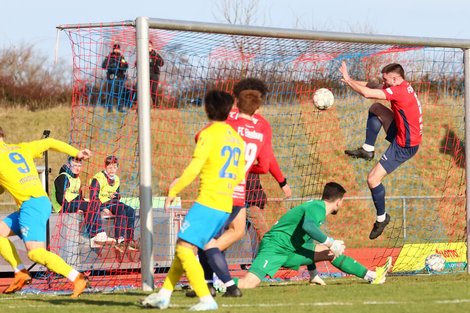 Die Eilenburger konnten Stefan Maderers Kopfball zum 1:0 nicht mehr verhindern.