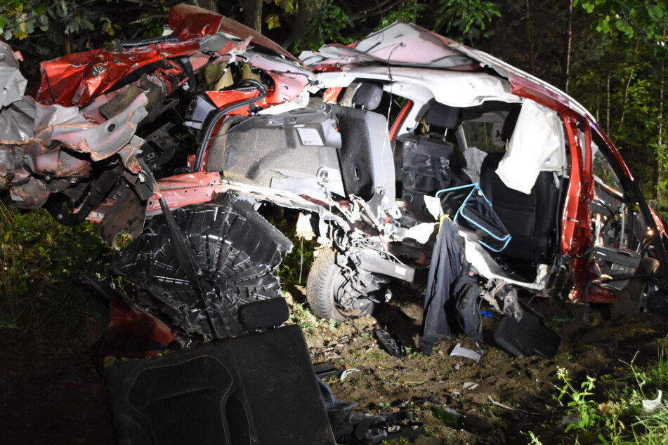 Das Auto ist nach dem Unfall nur noch ein Wrack.