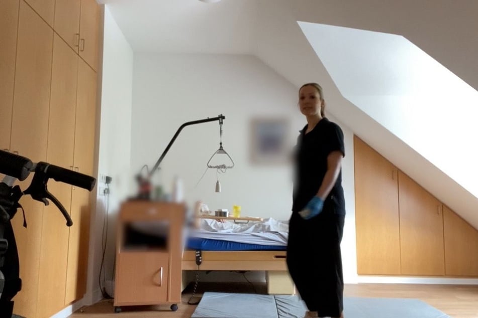 Die Menschen werden in Alloheimen teilweise in ihre Betten gelegt und nach der nötigsten Pflege sich selbst überlassen. Für persönliche Gespräche mit den Bewohnern wird sich so gut wie keine Zeit genommen.