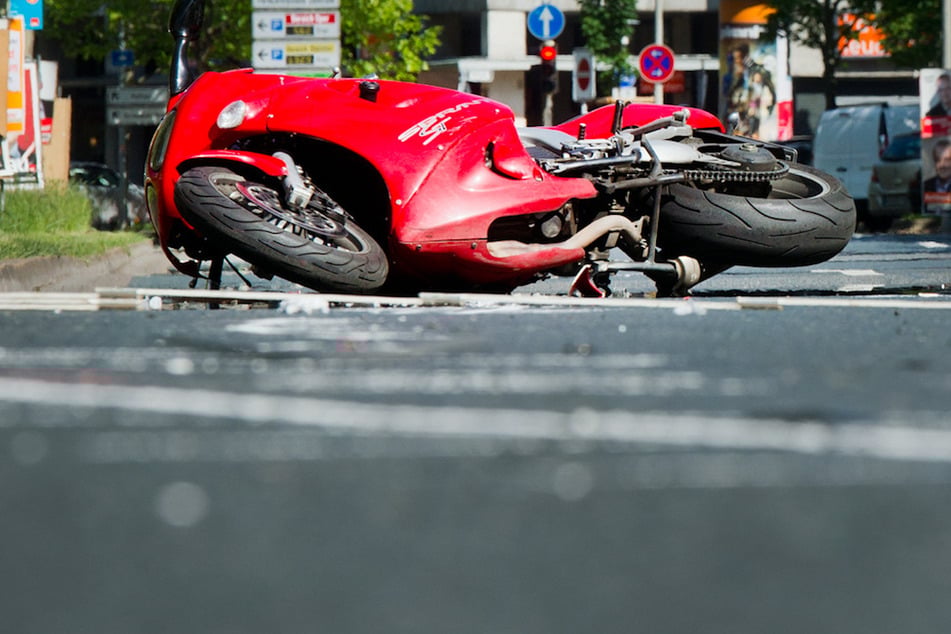 Ein Motorradfahrer wurde beim Zusammenstoß mit einem Auto tödlich verletzt. (Symbolbild)