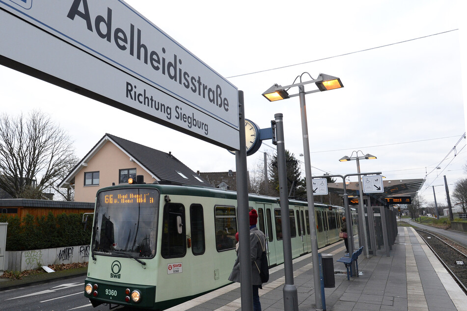 Ein 45-Jähriger wurde in Bonn von einer Straßenbahn erfasst und ist bei dem Unfall schwer verletzt worden. Möglicherweise war er alkoholisiert (Symbolbild).