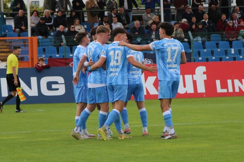 Nach dem sicher verwandelten Strafstoß bejubeln die Chemnitzer mit ihrem Torschützen Johannes Pistol (2.v.l.) das 1:0.
