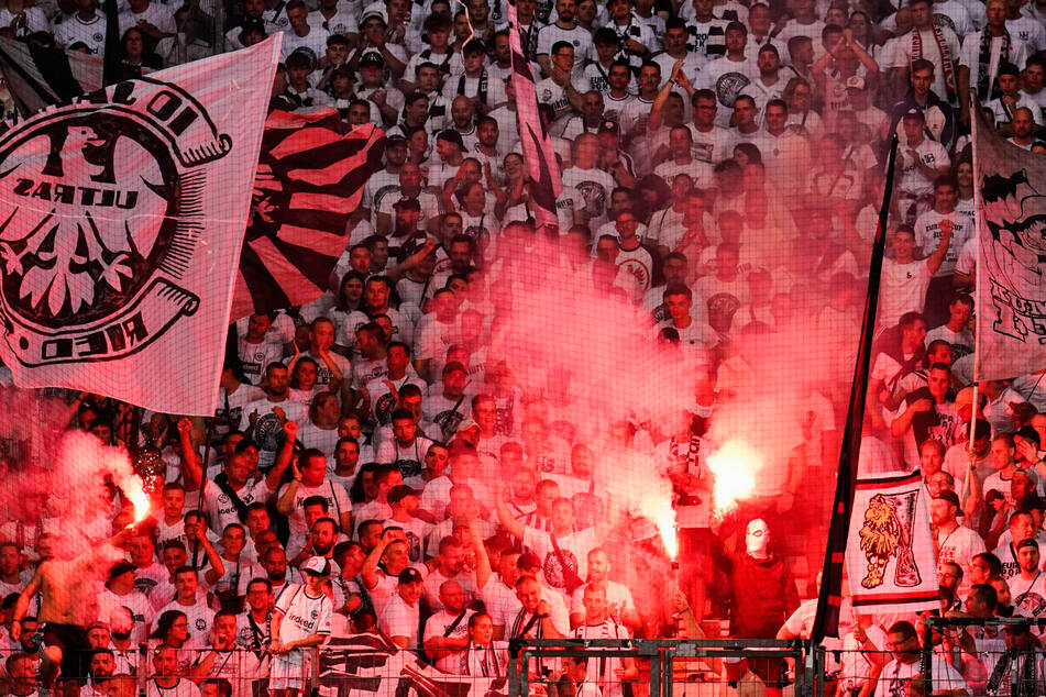 Mindestens 18 pyrotechnische Gegenstände zündeten die Eintracht-Fans bei der Bundesliga-Saisoneröffnung gegen den FC Bayern München.