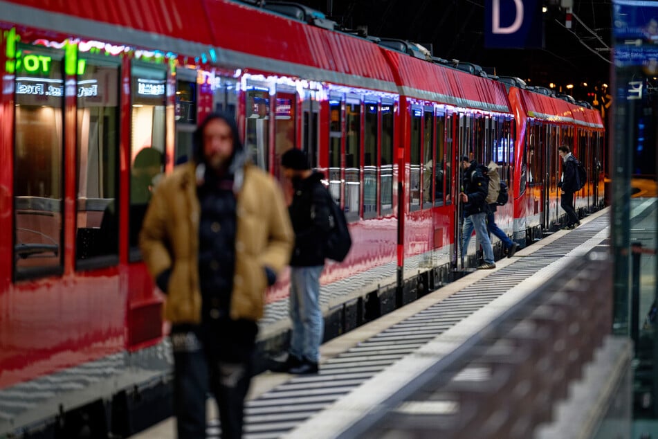 Nach einer zehntägigen Sperrung läuft der Verkehr am Kölner Hauptbahnhof seit Montagmorgen wieder normal.