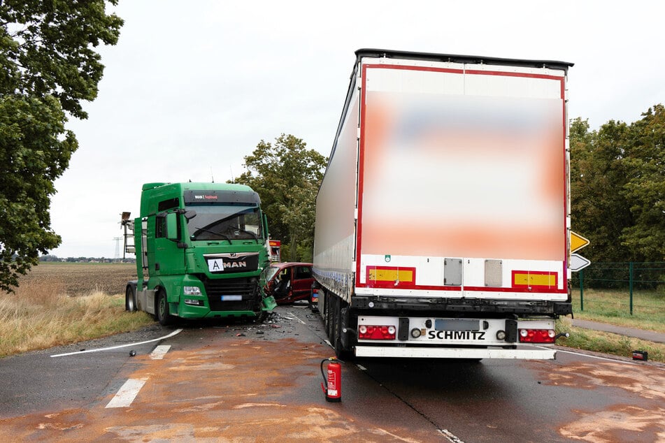 Zwei Lkws und ein Auto waren am Unfall beteiligt.