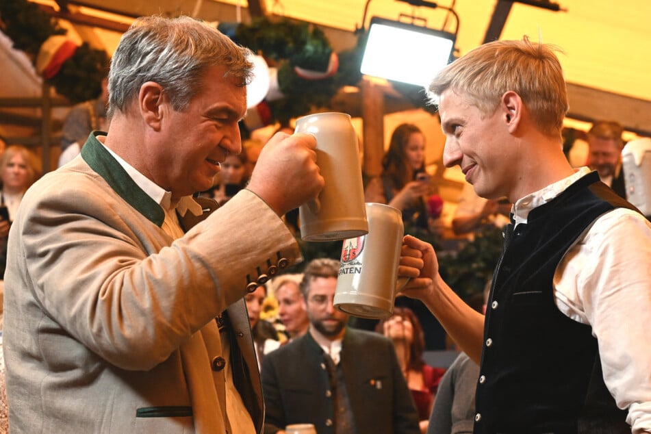 Bayerns Ministerpräsidenten Markus Söder (59, CSU, l.) und OB Krause (36, Grüne) stoßen auf eine friedliche Wiesn 2026 an.