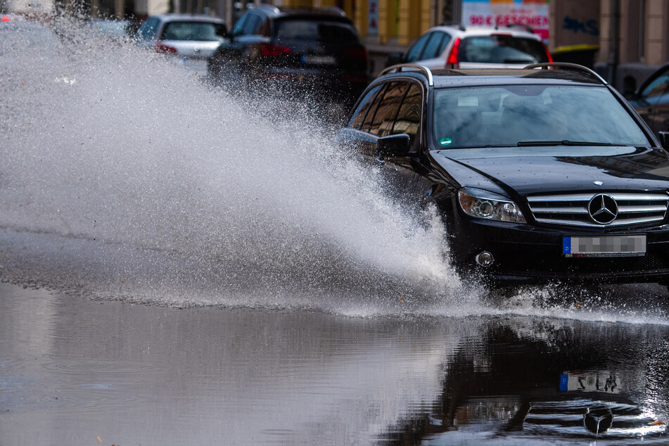Nach einem Starkregenschauer stand am Dienstag in Chemnitz die Limbacher Straße unter Wasser.