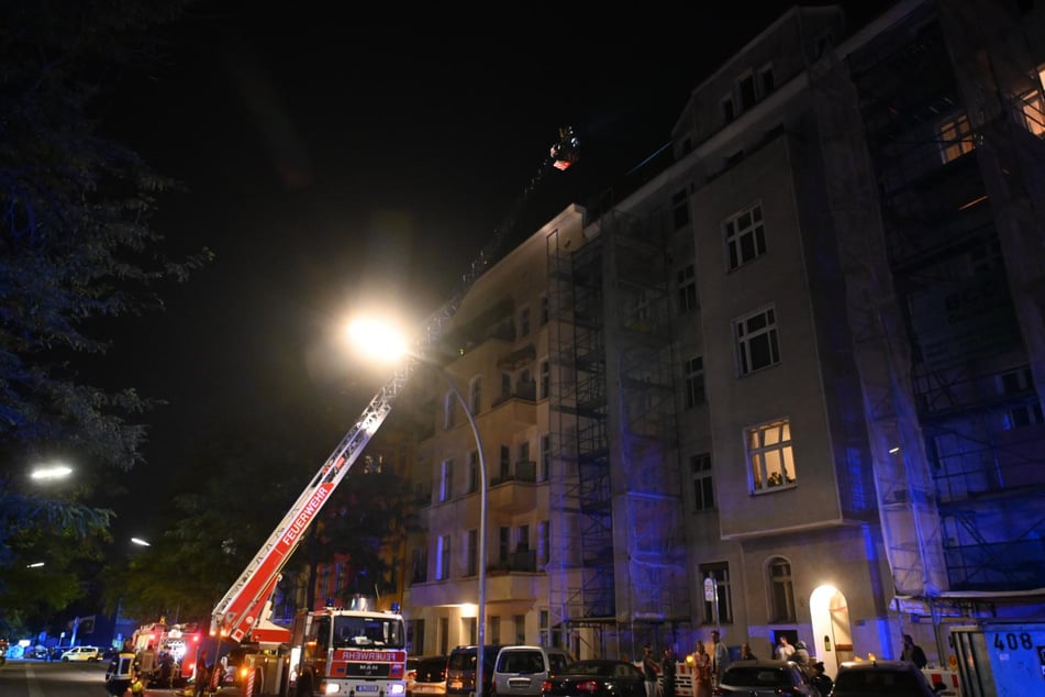 Berlin: Wohnung in Kreuzberg steht in Flammen - Polizei nimmt halbnackten Mann fest