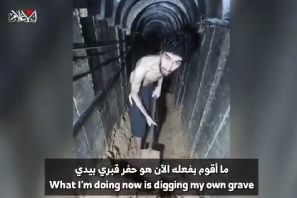 Mit Videos, wie diesem dokumentieren die Terroristen ihre Gräueltaten. Es zeigt den 24-jährigen Israeli Evyatar David, wie er in einem Hamas-Tunnel sein eigenes Grab schaufeln muss.