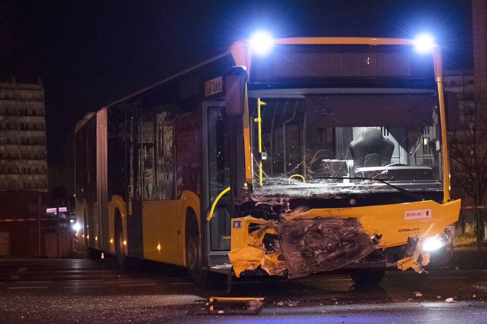 In Kreuzberg ist ein Nachtbus in einen Unfall mit einem Polizeiwagen verwickelt worden. (Symbolfoto)