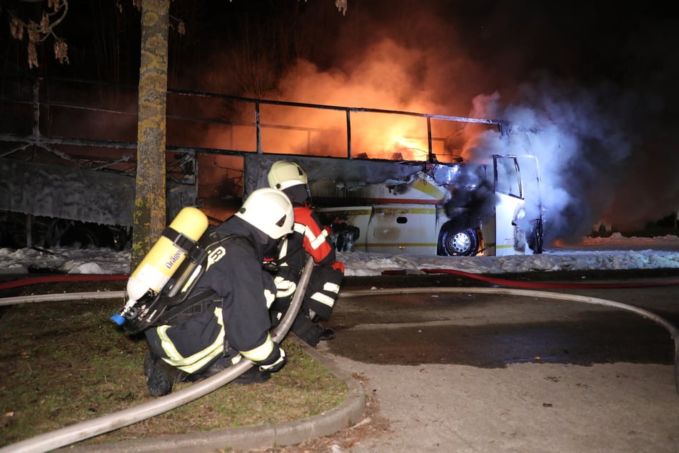 Feuerwehrleute versuchten den Reisebus zu retten - vergeblich.