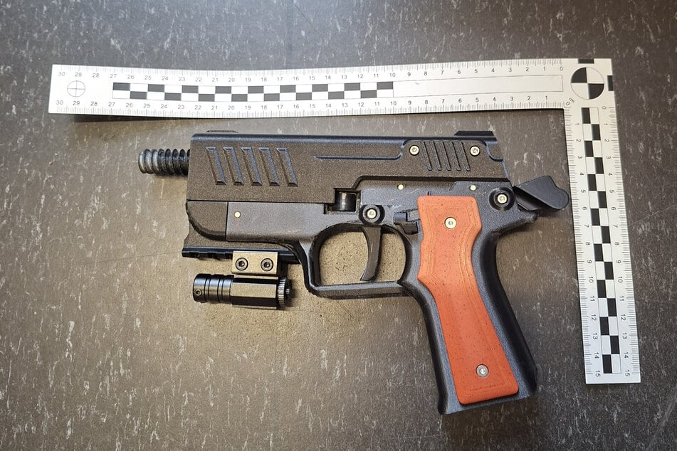Eine weitere Waffe, die die Ermittler konfiszierten.