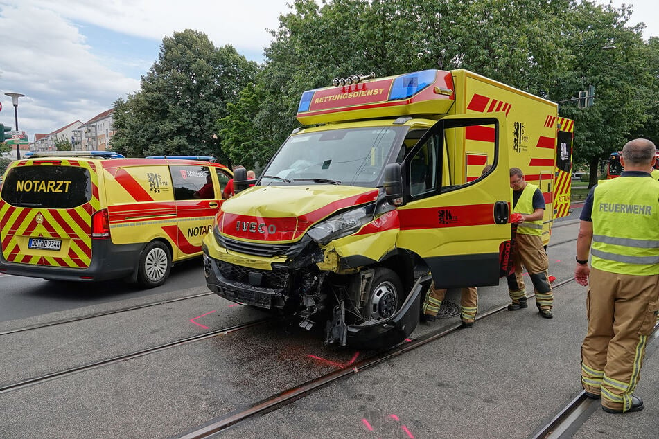 Auf der Fahrt ins Krankenhaus stieß am Samstag ein RTW auf der Fetscherstraße mit einem Auto zusammen.