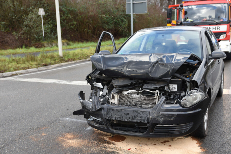 Eine Fahrerin ist in Frechen mit dem Heck eines anderen Autos kollidiert.
