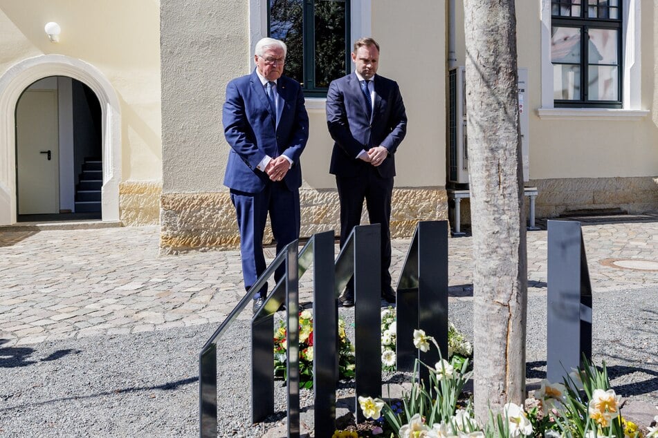 Steinmeier und der Präsident des Sächsischen Landtags Alexander Dierks (38, CDU) erweisen den Opfern der Heimerziehung ihre Reverenz. Im Laufe der DDR-Geschichte wurden rund 135.000 Kinder und Jugendliche in Jugendarbeitslagern und Spezialkinderheimen zur sozialistischen Umerziehung gezwungen.