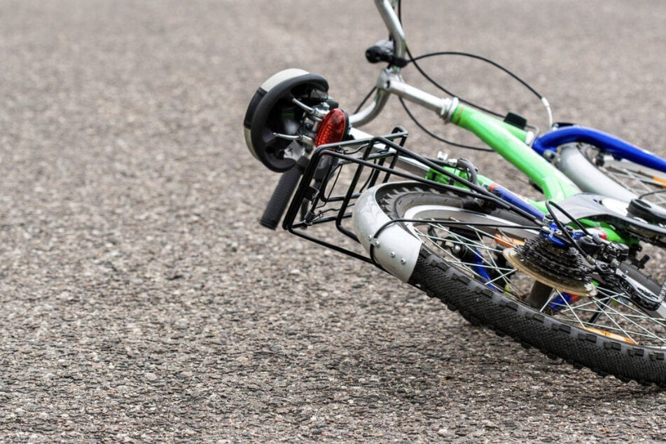 Die 85-jährige Radfahrerin hatte beim Abbiegen offenbar die entgegenkommende Opel-Fahrerin übersehen und war mit ihr zusammengestoßen. (Symbolfoto)