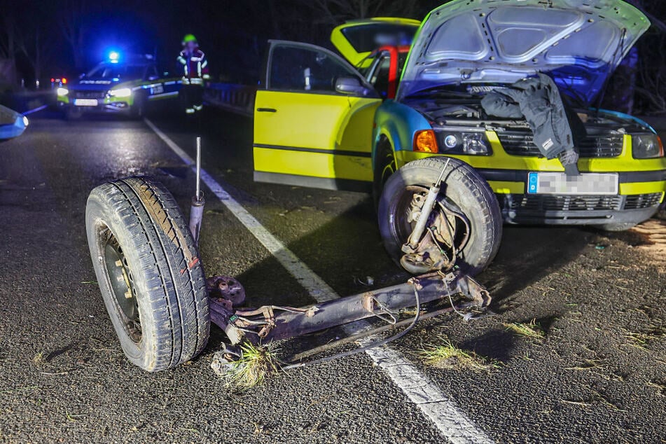 Crash mit Fahrerflucht: Achse rausgerissen