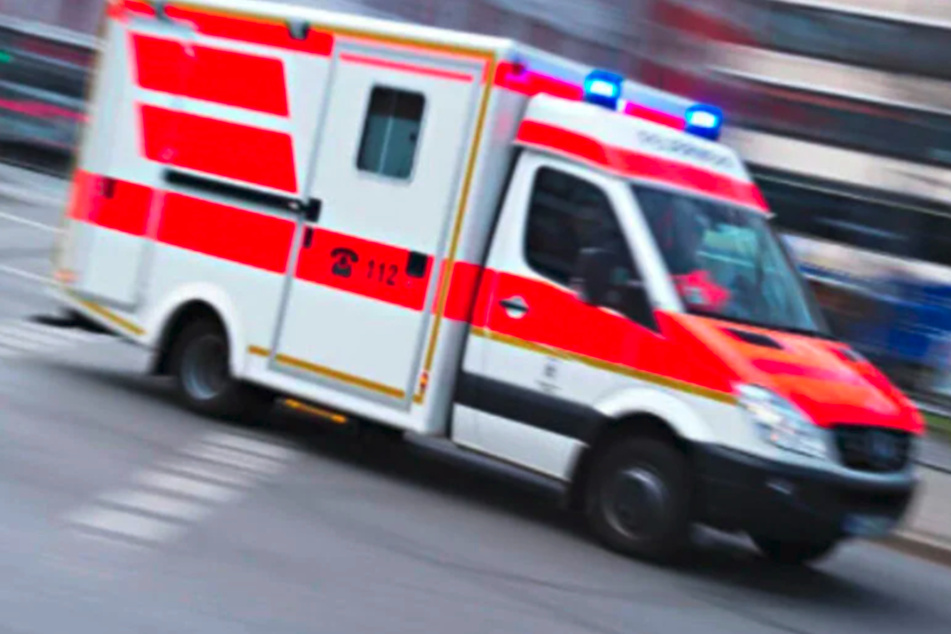 Bei Fahrradausflug zum Rhein schwer verletzt: 26-Jährige wird von Pkw erfasst und landet in Klinik