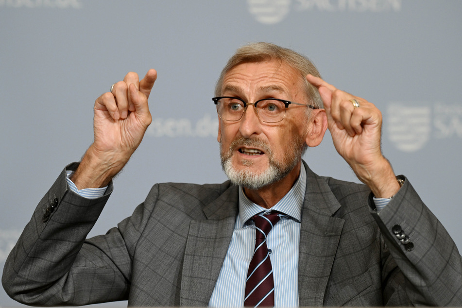 Sachsens Innenminister Armin Schuster (62, CDU) gab am Dienstag bekannt, dass künftig mehr Polizisten an der Grenze zu Einsatz kommen sollen. (Archivbild)