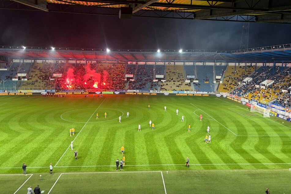 Die Partie in Teplice ist erneut unterbrochen. Diesmal streikt die Flutlichtanlage.
