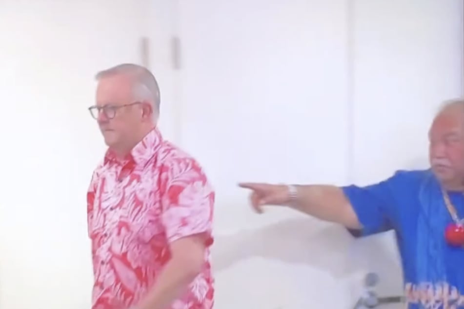 ¡Allá vamos! Albanese (62) se dirige a buscar la camisa adecuada.